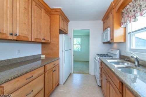 127 Brk Dr, Dover NJ 07801-4704 exterior