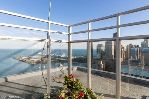 260 Chestnut St, Chicago IL  60610-3112 exterior