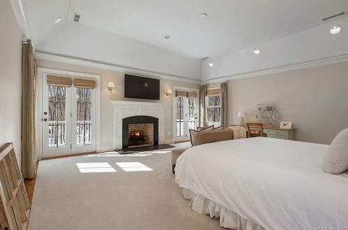 97 Whipstick Rd, Wilton CT 06897-1232 exterior