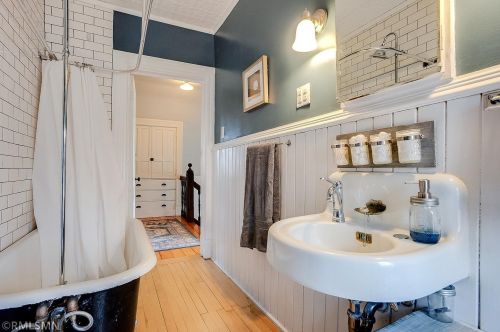 381 Case Ave, Saint Paul MN 55106-3527 exterior