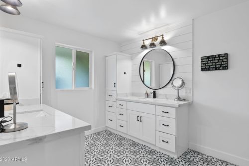 5201 34th St, Phoenix AZ  85018-1440 exterior