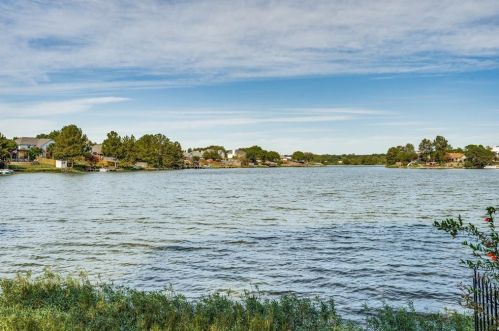 1311 Lakeshore Dr, Irving TX 75060-6675 exterior