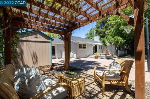 1126 Crowe Pl, Concord CA 94518-1712 exterior