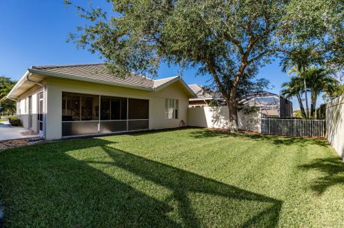 320 Bentley Cir, Fort Pierce FL 34986-2475 exterior