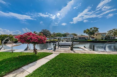 8406 Boxwood Dr, Tampa, FL 33615-4939