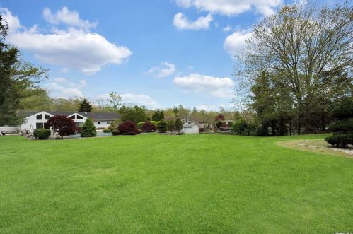 31 Lucille Ln, Huntington Station NY 11746-5810 exterior