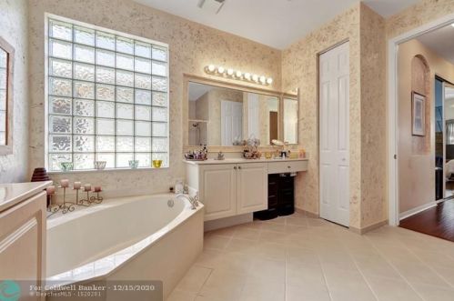 7648 New Holland Way, Boynton Beach FL 33437-6342 exterior