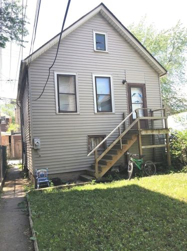 8824 Escanaba Ave, Chicago, IL 60617-3133