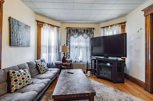 19 Parkwood St, Springfield MA 01108-2609 exterior