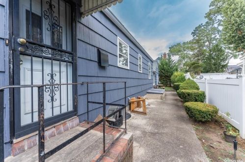 131 Bucknell Rd, Valley Stream NY 11580-5329 exterior