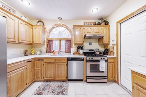 201 Winterset Dr, Springfield MA 01129-1850 exterior