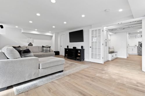 6162 Washington Cir, Milwaukee WI 53213-2472 exterior