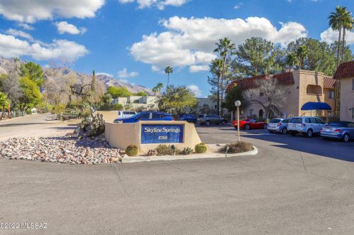 5750 Camino Esplendora, Tucson AZ  85718-4504 exterior