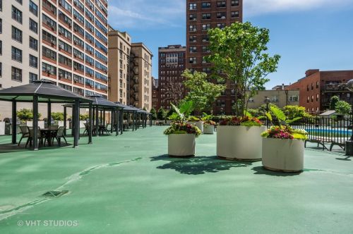 525 Hawthorne Pl, Chicago IL  60657-2907 exterior