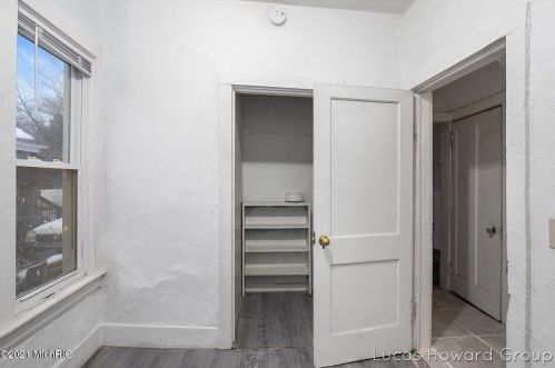 701 Vries St, Grand Rapids MI 49503-8118 exterior