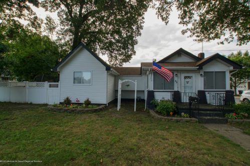 35 Shoreland Ter, Middletown, NJ 07748-6203