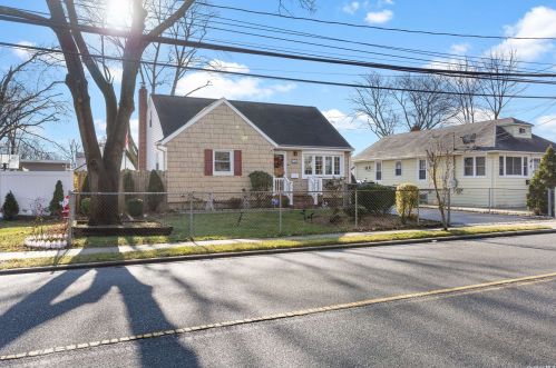 350 Clayton St, Central Islip NY 11722-3004 exterior