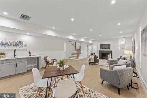 1327 Mayflower Dr, Mc Lean VA 22101-3405 exterior