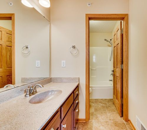 1932 Shamrock Pl, Chaska MN 55318-5405 exterior