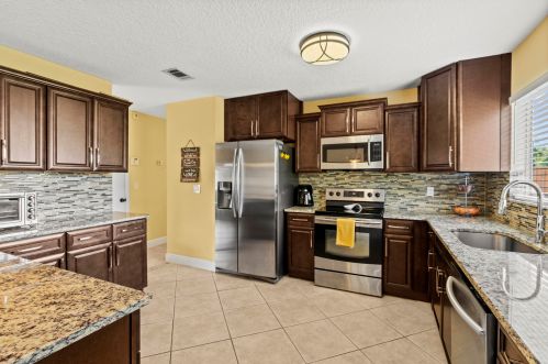 2032 Hideaway Cir, Fort Pierce FL 34952-4802 exterior