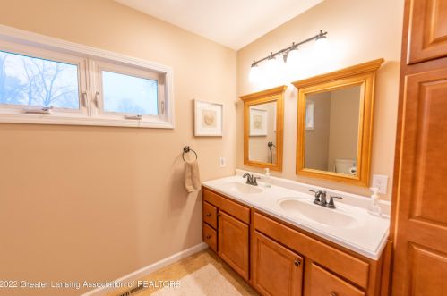 6249 Reynolds Rd, Haslett MI 48840-8906 exterior