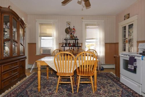 10 Bedford Ave, Worcester MA 01604-4739 exterior