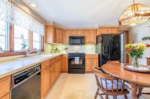 11 Stony Brk Rd, Enfield CT 06082-4025 exterior