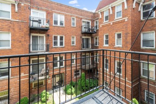 2105 67th St, Chicago IL 60649-1102 exterior