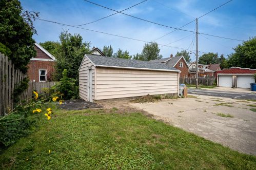 425 Fremont Pl, Milwaukee WI 53219-3066 exterior