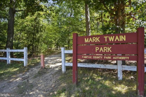 6020 Kestner Cir, Alexandria VA  22315-4833 exterior