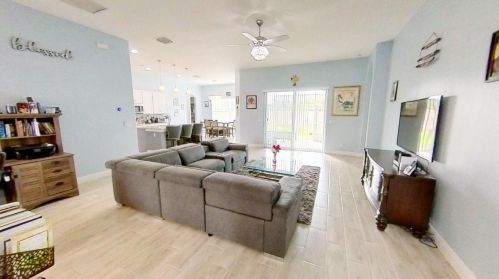 898 Curtis St, Fort Pierce FL 34983-1935 exterior