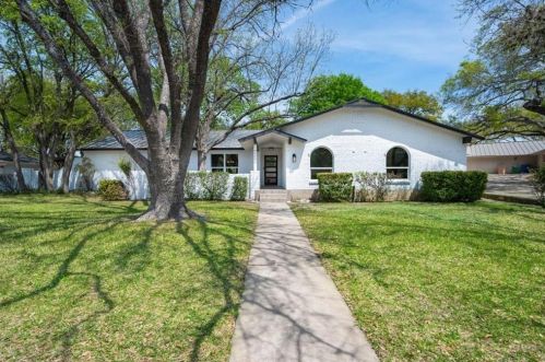 8902 Balcones Clb Dr, Austin TX 78750-3008 exterior