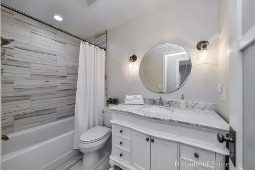 818 Saylor Ave, Elmhurst IL 60126-3827 exterior