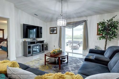 916 Bent Creek Dr, Fort Pierce FL  34947-1330 exterior