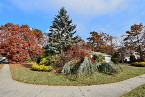 17 Buckingham Ln, Bohemia NY 11716-3976 exterior