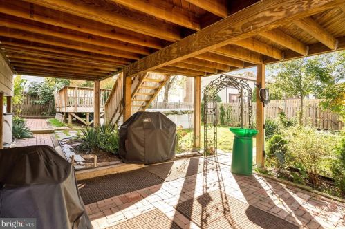 14 Peterson Ave, Edison NJ 08817-3318 exterior