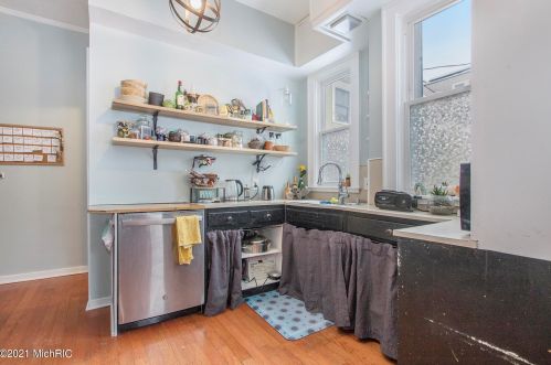 1302 Wealthy St, Grand Rapids MI 49506-2562 exterior