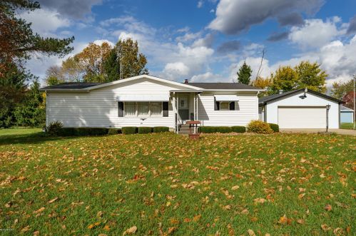 34088 Homewood Dr, Gobles, MI 49055-9656