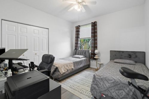 9137 Cove Point Cir, Boynton Beach FL 33472-2763 exterior