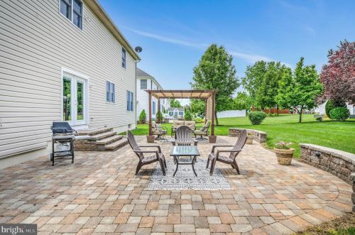 5 Cobblestone Ct, Columbus NJ 08022-1969 exterior