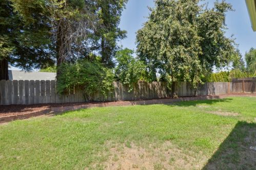 2103 Bristol Park Cir, Turlock CA  95382-2965 exterior