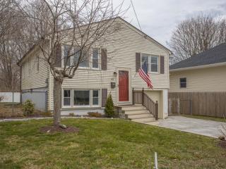 62 Fenner Ave, Middletown, RI 02842-1861