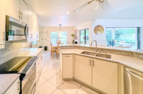 201 Woodshire Ln, Naples FL 34105-7429 exterior