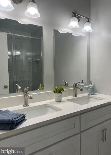 8717 Liberty Ln, Rockville MD 20854-3638 exterior