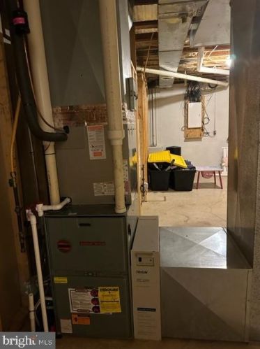 381 Thornhill Dr, Hanover PA  17331-7976 exterior