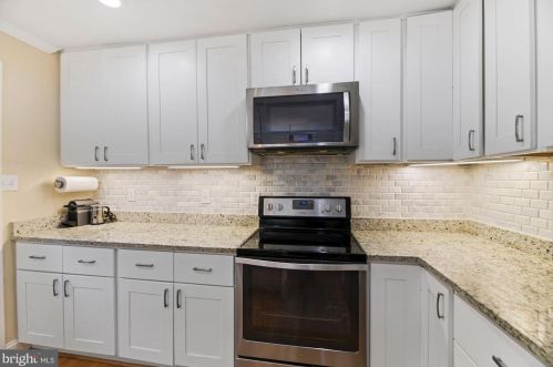 1712 Oakcrest Dr, Alexandria VA 22302-2336 exterior