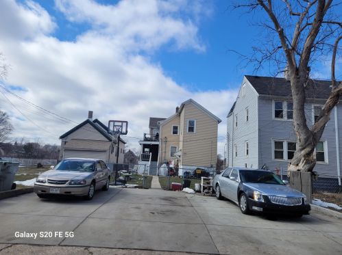 2470 7 St, Milwaukee WI 53215-3227 exterior