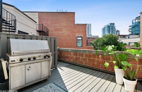 700 Orleans St, Chicago IL 60610-5017 exterior