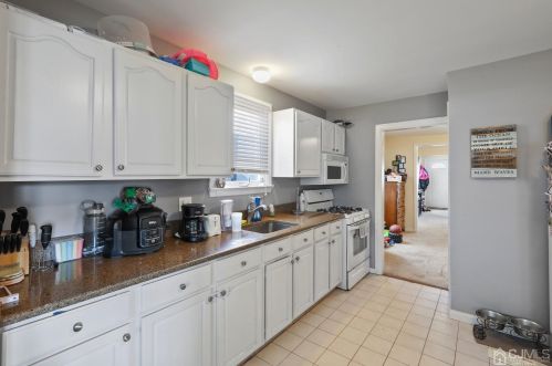 79 Bay Ave, Middletown NJ 07748-5711 exterior