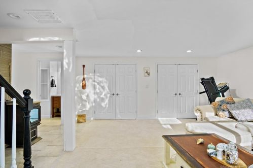 39 Tra Mart Dr, Uncasville CT  06382-1115 exterior